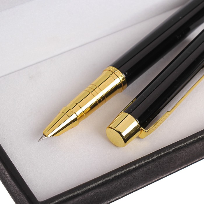 Ручка подарочная перьевая в кожзам футляре 2018 корпус черный