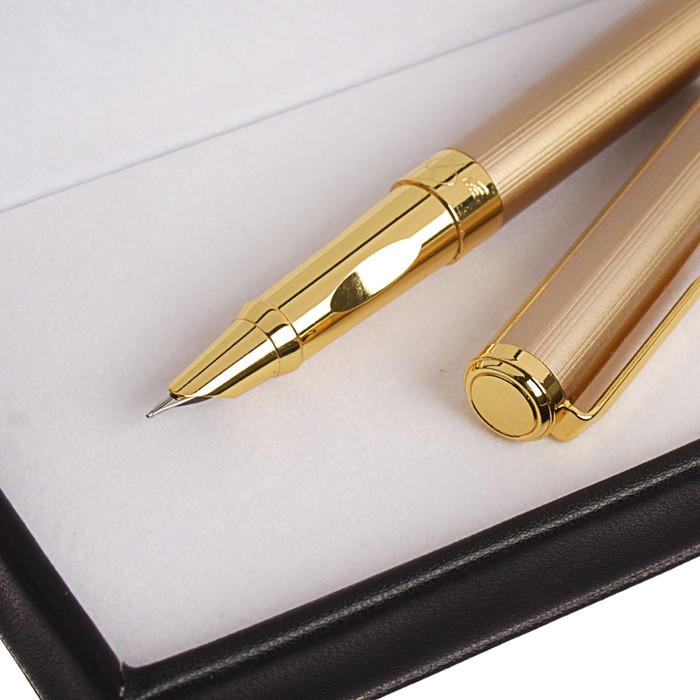 Ручка подарочная перьевая в кожзам футляре 2018 корпус золотистый