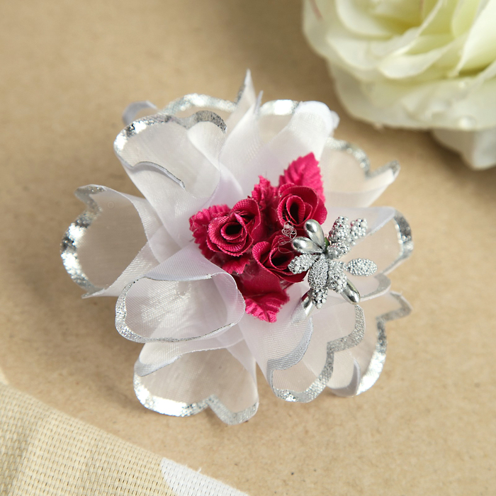 Бант для девочек с резинкой "Снежа", 9 см, с серебряной окантовкой, белый