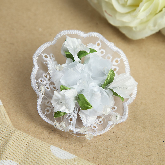 Бант для девочек с резинкой "Мини букетик", 8 см, с ажурной окантовкой, белый