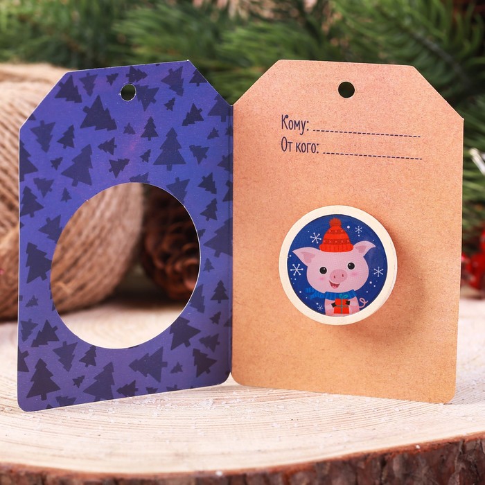 Значок "Поросёнок с подарком"