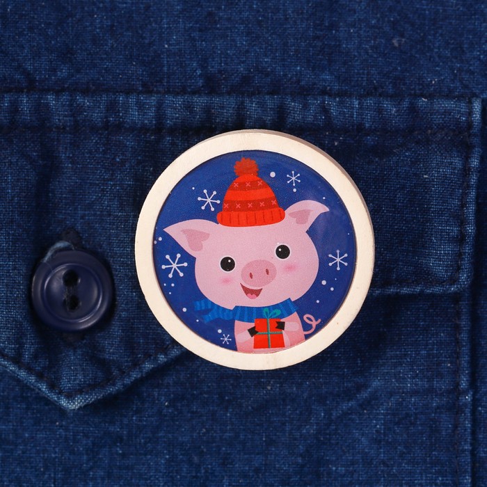 Значок "Поросёнок с подарком"
