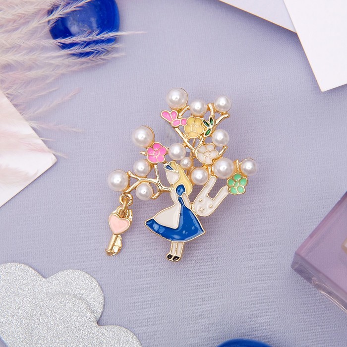 Брошь "Алиса" в Стране Чудес, цветная в золоте