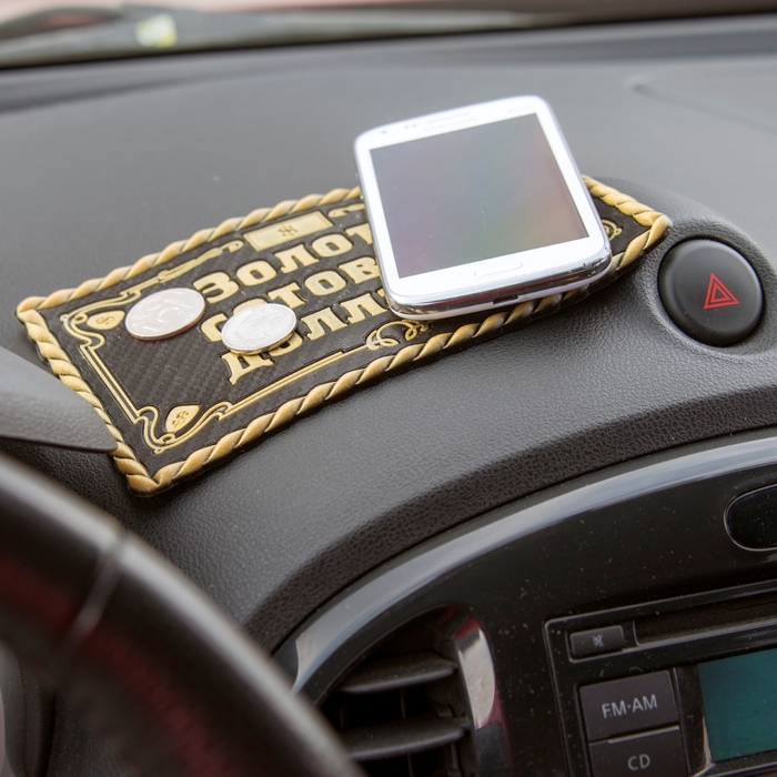 Коврик на панель "Золото сотовые доллары"