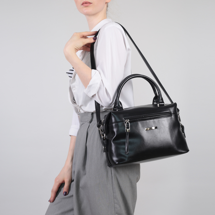 Сумка женская, отдел на молнии, 2 наружных кармана, длинный ремень, цвет чёрный