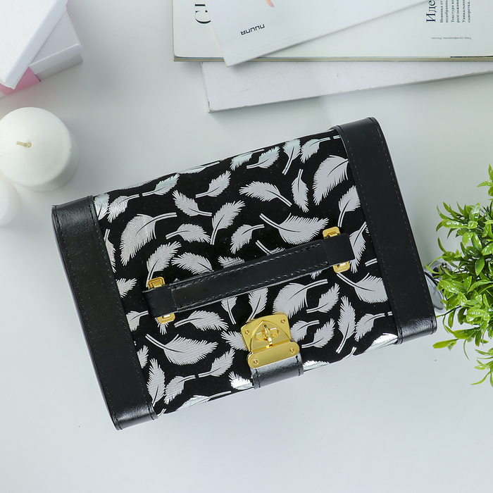 Шкатулка кожзам для украшений "Пёрышки на чёрном" 14х23,5х16,5 см