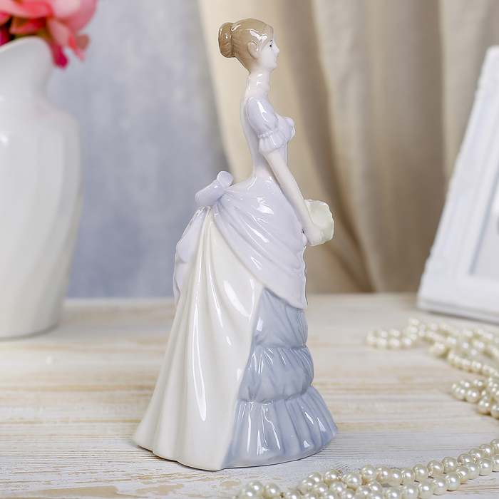 Сувенир фарфор "Девушка с букетом цветов" 21х9 см