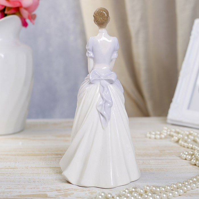 Сувенир фарфор "Девушка с букетом цветов" 21х9 см