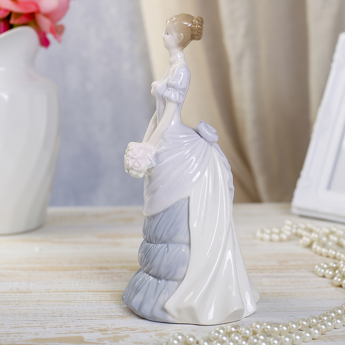 Сувенир фарфор "Девушка с букетом цветов" 21х9 см