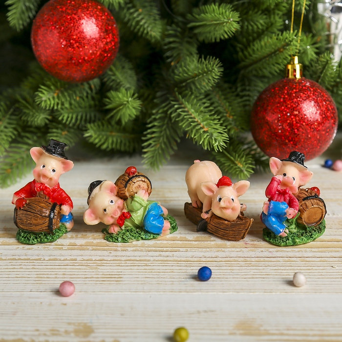 Сувенир фарфор "Свиньи с бочонками"  5,5х4,5 см (набор 4 шт)
