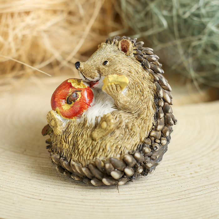 Сувенир полистоун "Ежик с яблоком" 9х7 см