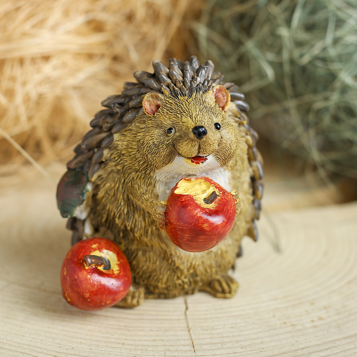 Сувенир полистоун "Ежик с яблоками стоит" 9х7 см