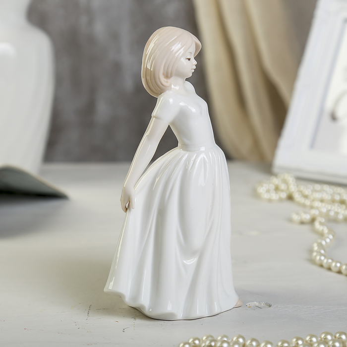 Сувенир фарфор "Скромница" 19 см