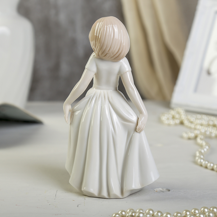 Сувенир фарфор "Скромница" 19 см