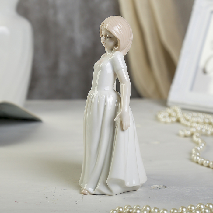 Сувенир фарфор "Скромница" 19 см