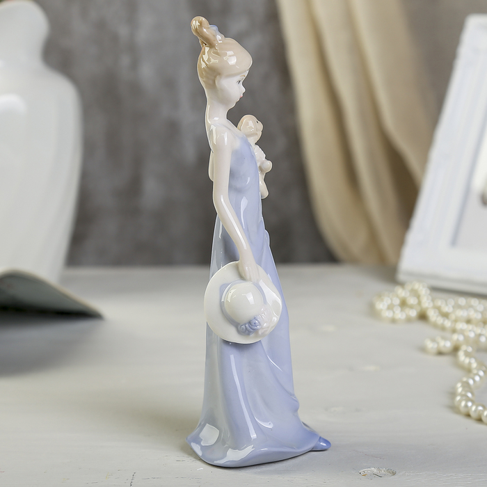 Сувенир фарфор "Девушка с щенком" 19 см