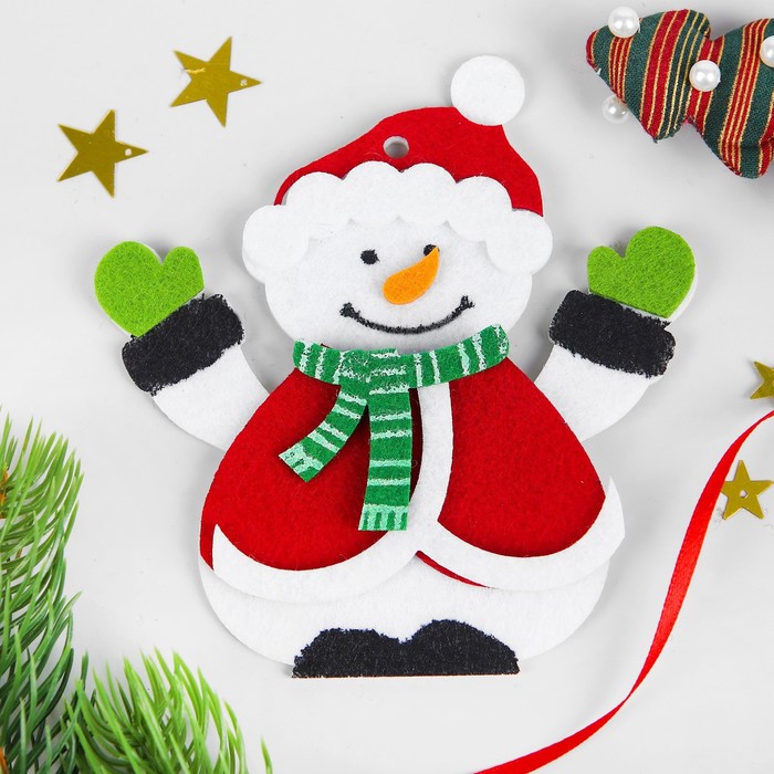 Набор для творчества - создай ёлочное украшение из фетра «Снеговик в шапочке» набор для творчества создай новогоднее украшение снеговик