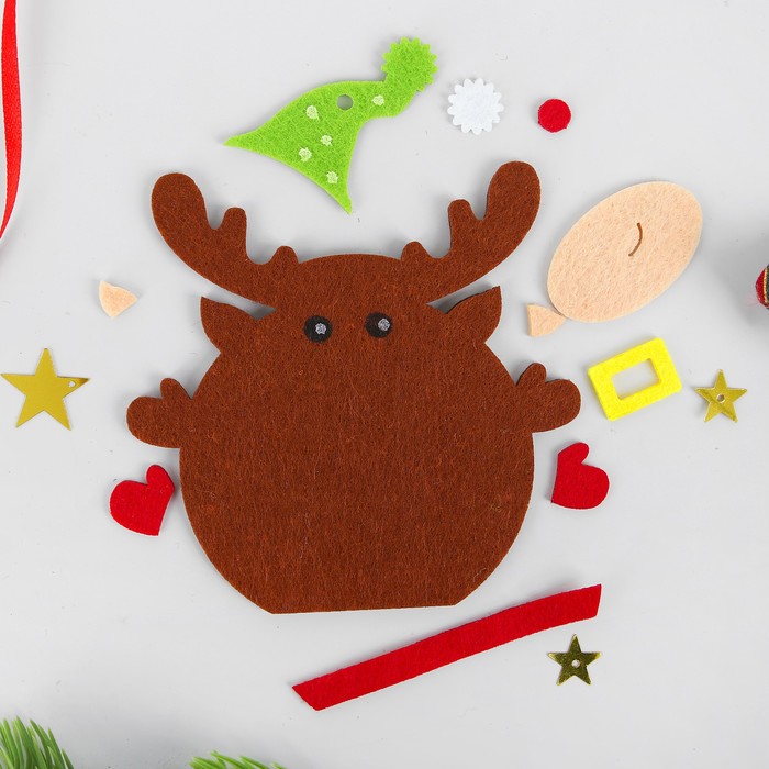 Набор для творчества - создай елочное украшение из фетра "Олень в шапочке"