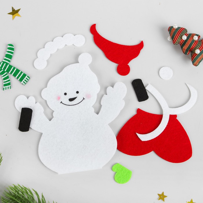 Набор для творчества - создай новогоднее украшение "Венок - снеговик в варежках"