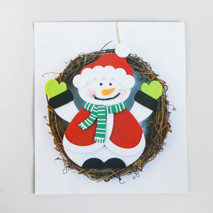 Набор для творчества - создай новогоднее украшение "Венок - снеговик в варежках"