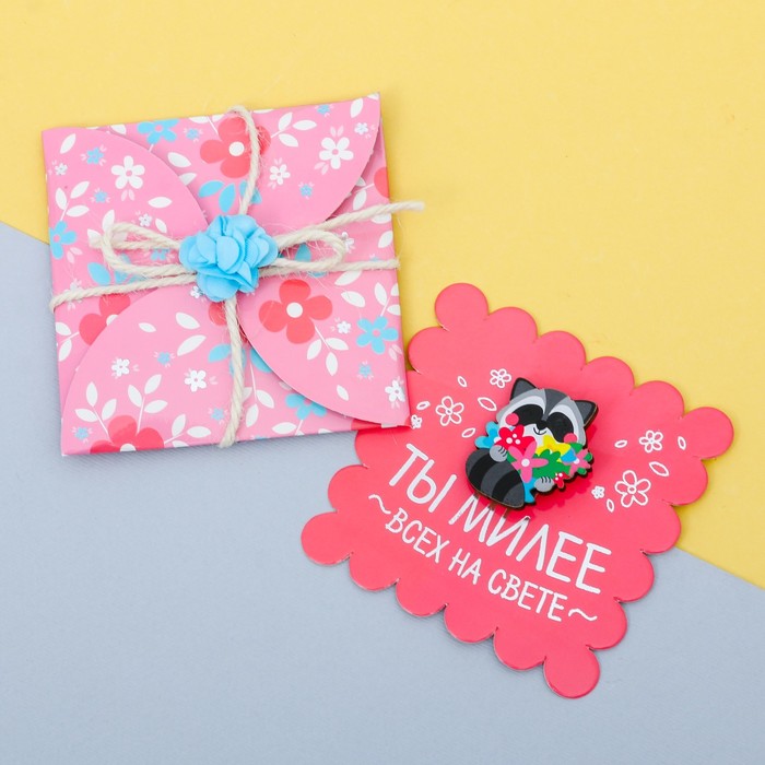 Значок деревянный в конверте "Енот"