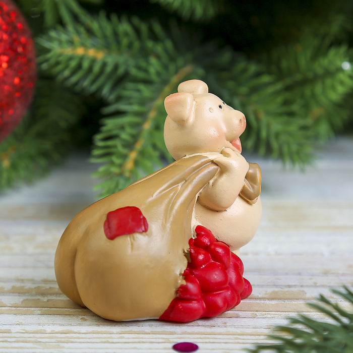 Сувенир полистоун "Хрюндель с мешком сердечек" 6,2х5,8х5,8 см