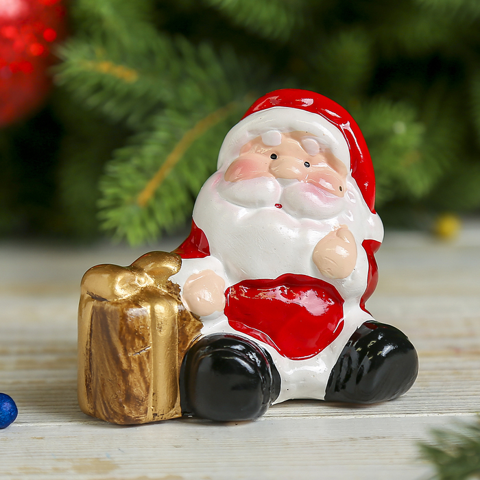Сувенир керамика "Дедушка Мороз и подарок" 9,5х7х5 см