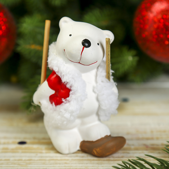 Сувенир керамика "Белый медвежонок в красном жилете на лыже" 9,5х6,3х5 см