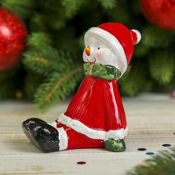 Сувенир керамика "Снеговичок в красном свитере и зелёном шарфике" 9х7х8 см