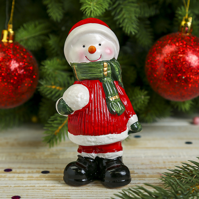 Сувенир керамика "Снеговичок в красном свитере и зелёном шарфике со снежком" 12х6,5х4,5 см