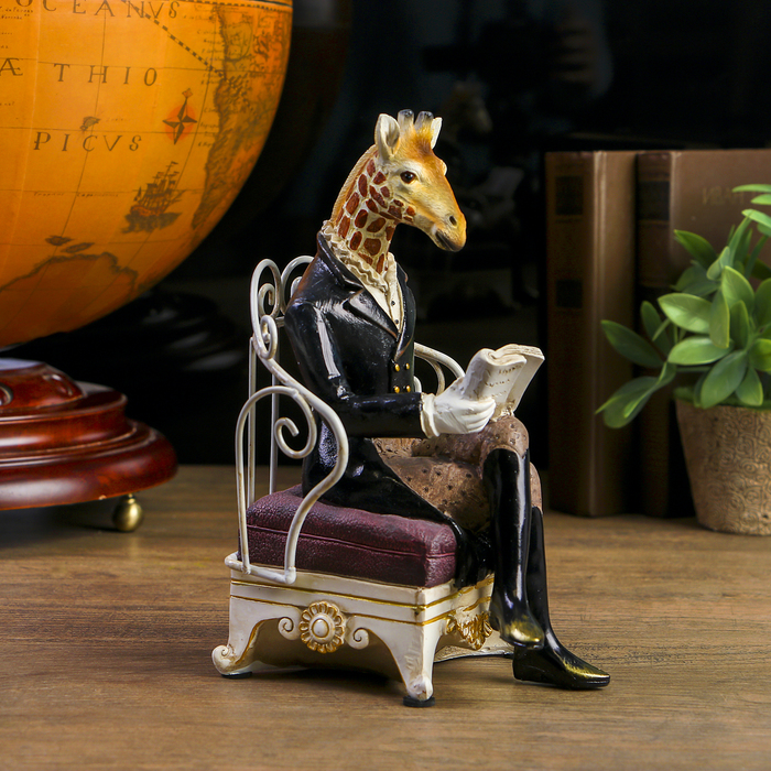 Сувенир полистоун "Жираф в комзоле в кресле с газетой" 22,5х15х12 см