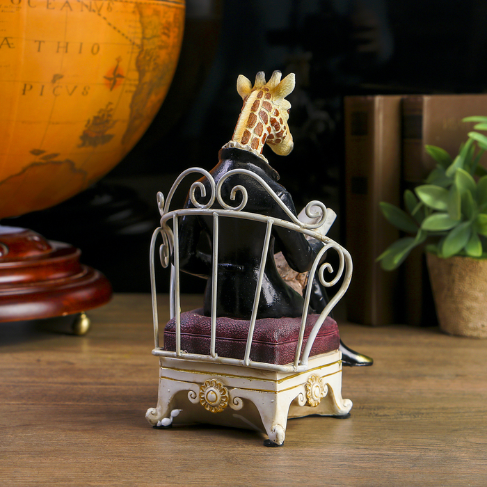 Сувенир полистоун "Жираф в комзоле в кресле с газетой" 22,5х15х12 см