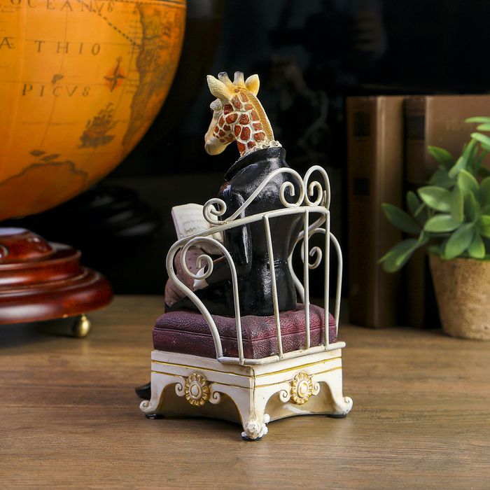 Сувенир полистоун "Жираф в комзоле в кресле с газетой" 22,5х15х12 см