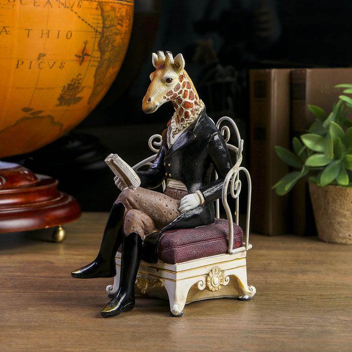 Сувенир полистоун "Жираф в комзоле в кресле с газетой" 22,5х15х12 см