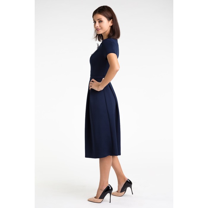 Платье женское с брошкой, размер 44, цвет тёмно-синий