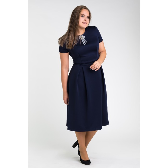 Платье женское с брошкой, размер 50, цвет тёмно-синий