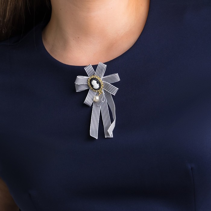 Платье женское с брошкой, размер 50, цвет тёмно-синий