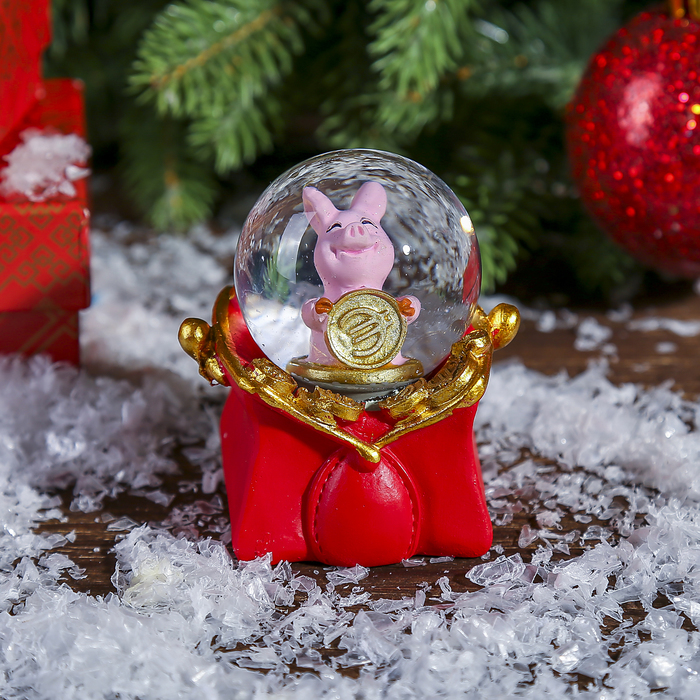 Сувенир полистоун водяной шар "Поросёнок в кошелёчке" d=4,5 см