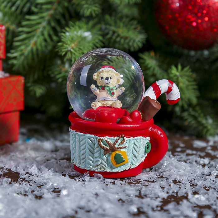 Сувенир полистоун водяной шар "Мишутка в кружечке с корицей и леденцом" d=4,5 см