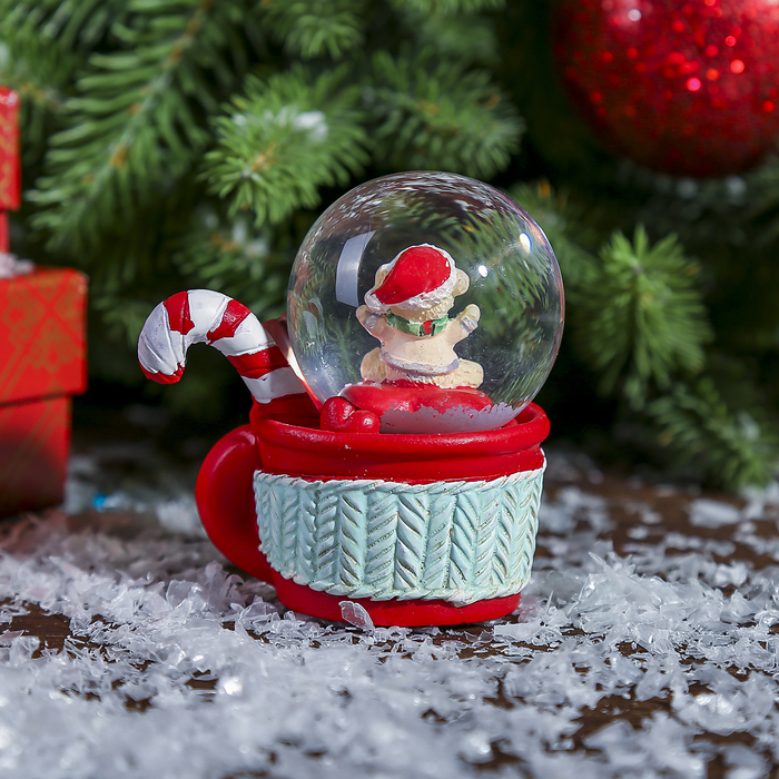 Сувенир полистоун водяной шар "Мишутка в кружечке с корицей и леденцом" d=4,5 см