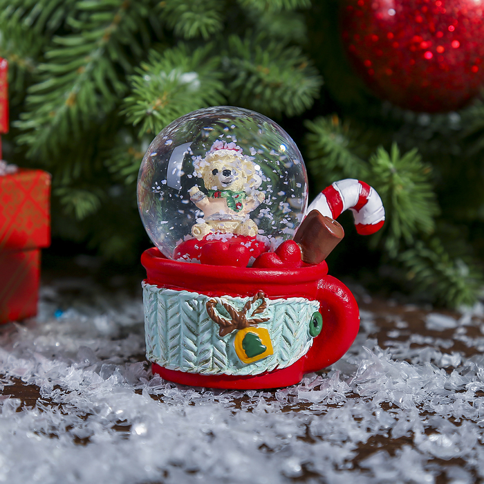 Сувенир полистоун водяной шар "Мишутка в кружечке с корицей и леденцом" d=4,5 см