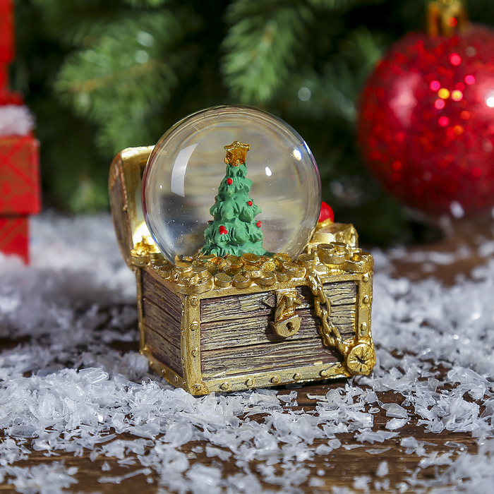 Сувенир полистоун водяной шар "Сокровища в сундуке" d=4,5 см