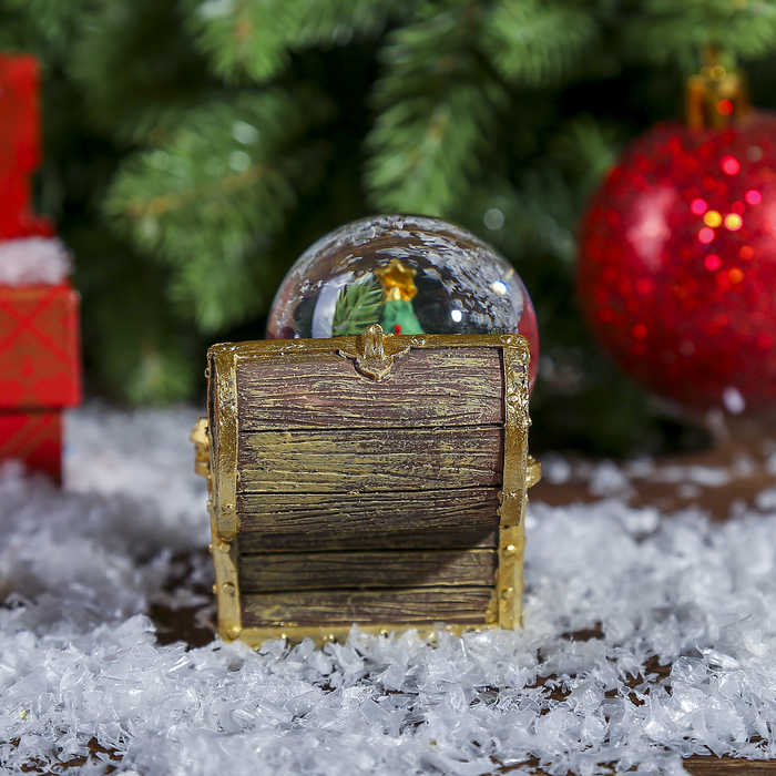Сувенир полистоун водяной шар "Сокровища в сундуке" d=4,5 см