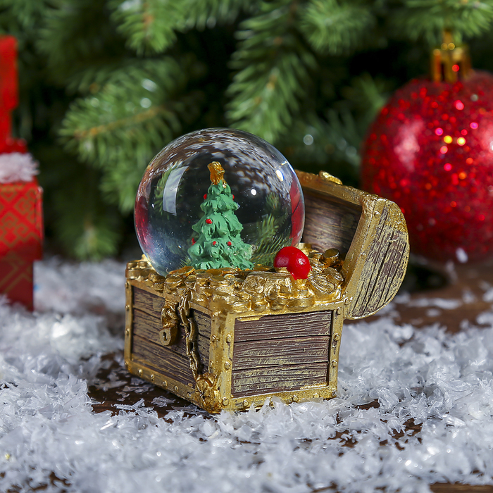 Сувенир полистоун водяной шар "Сокровища в сундуке" d=4,5 см