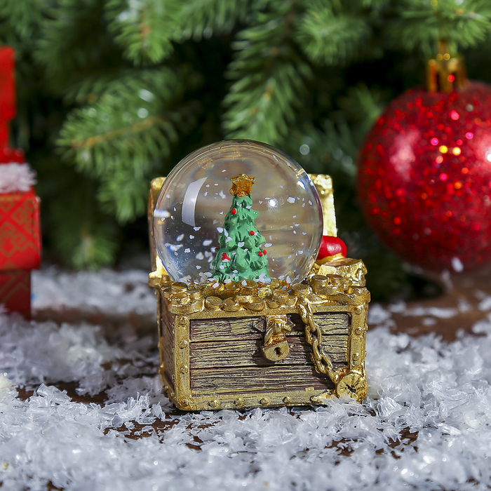 Сувенир полистоун водяной шар "Сокровища в сундуке" d=4,5 см