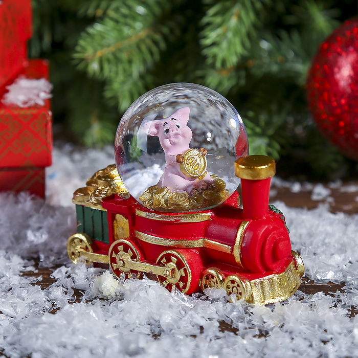 Сувенир полистоун водяной шар "Поросёнок в поезде с монетками" d=4,5 см