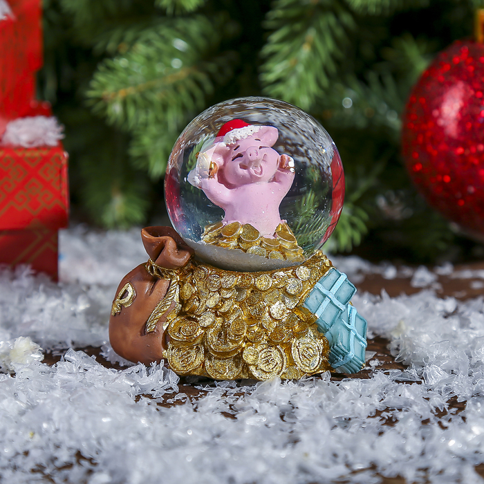 Сувенир полистоун водяной шар "Поросёнок милиардер" d=4,5 см