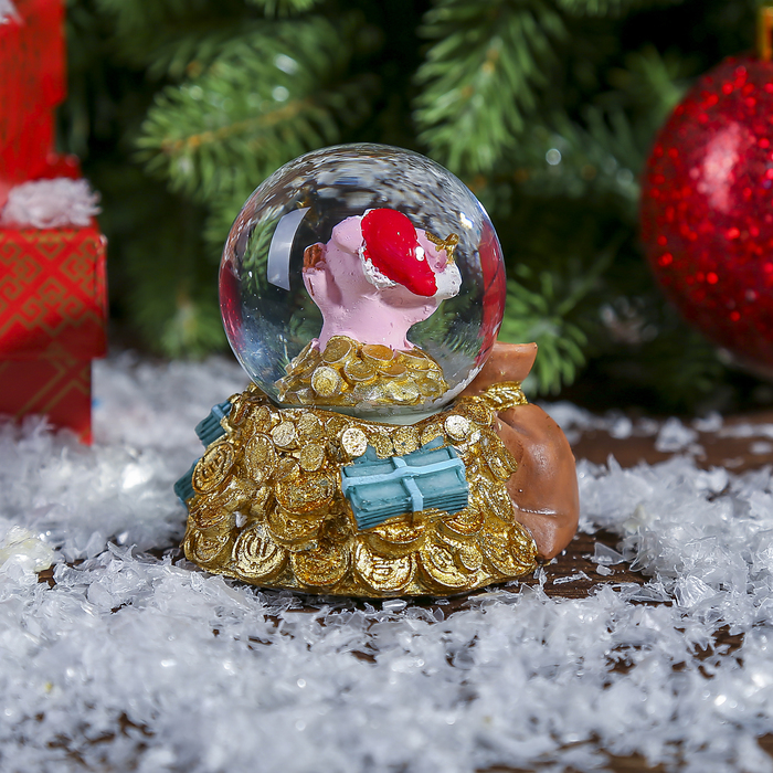 Сувенир полистоун водяной шар "Поросёнок милиардер" d=4,5 см