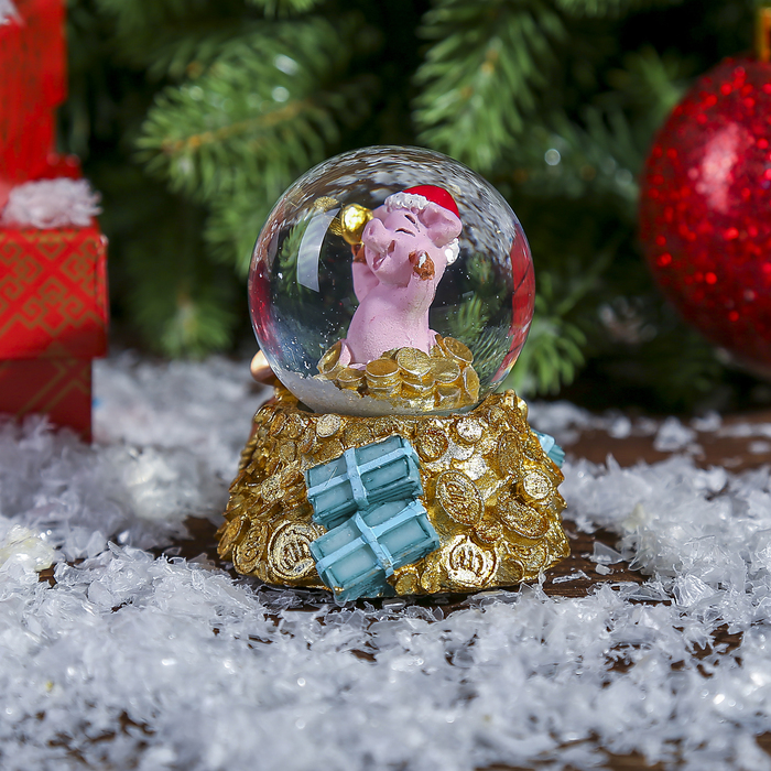 Сувенир полистоун водяной шар "Поросёнок милиардер" d=4,5 см