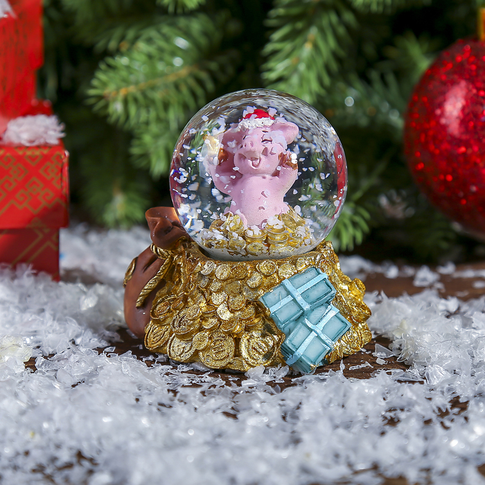 Сувенир полистоун водяной шар "Поросёнок милиардер" d=4,5 см